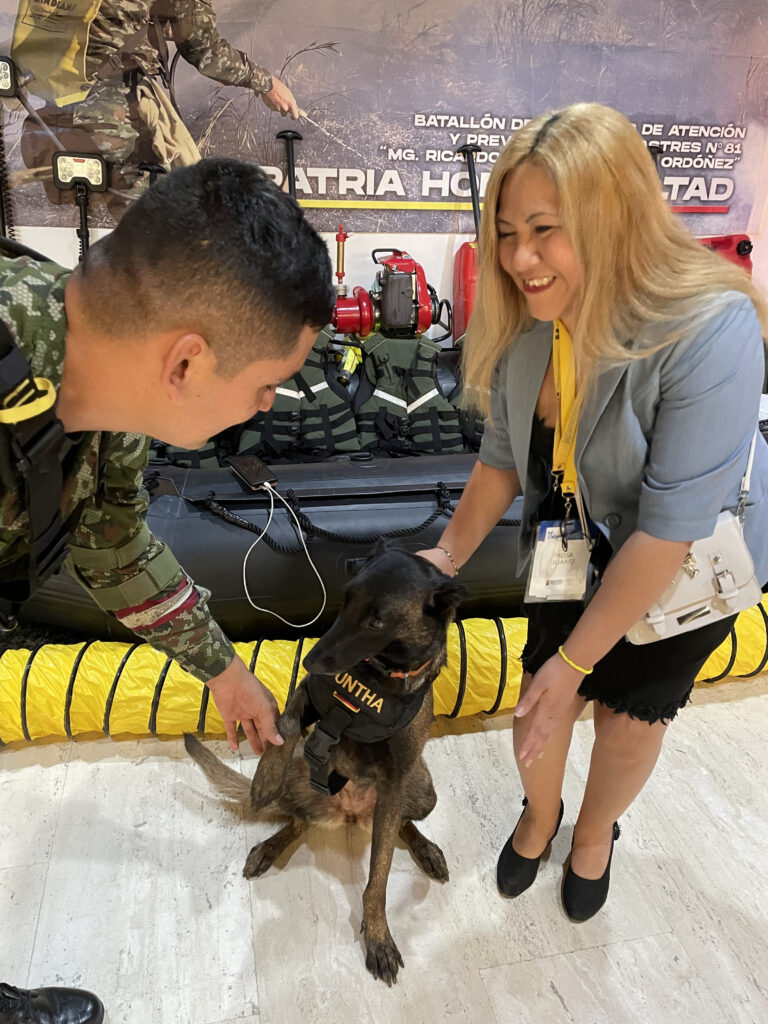 Aparece Rosa María Juarez junto a un perro y un militar miembros de los militares rescatistas de Colombia.