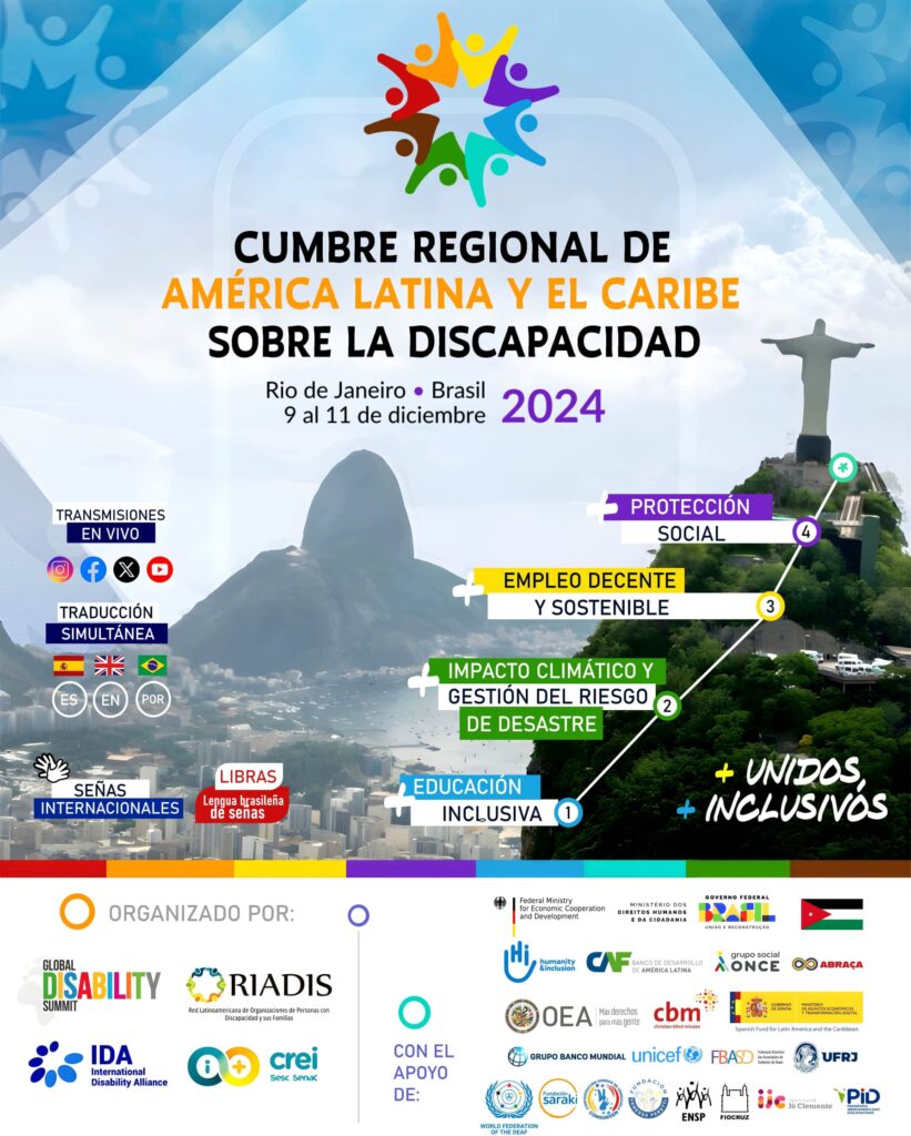 Imagen promocional de la "Cumbre Regional de América Latina y el Caribe sobre la Discapacidad", que se realizará en Río de Janeiro, Brasil, del 9 al 11 de diciembre de 2024. En la parte superior se observa un logotipo de figuras unidas en círculo con colores diferentes, representando inclusión. Se destacan cinco temas principales: Educación inclusiva, Impacto climático y gestión del riesgo de desastre, Empleo decente y sostenible, Protección social, y Unidos e inclusivos. El evento contará con transmisión en vivo en redes sociales, traducción simultánea en español, inglés y portugués, y servicios de interpretación en Señas Internacionales y Lengua Brasileña de Señas. Organizan varias organizaciones, incluyendo RIADIS y Global Disability Summit, con el apoyo de entidades.