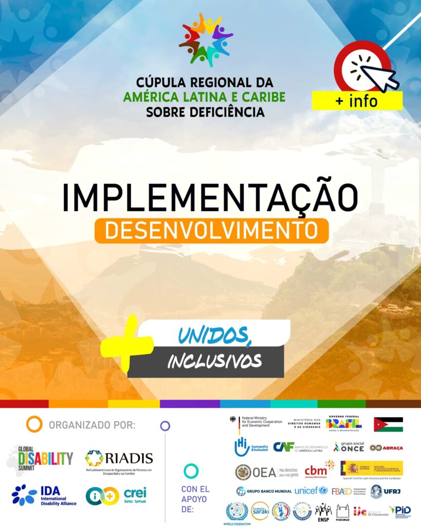 Estandarte da Cúpula Regional sobre Deficiência da América Latina e do Caribe. Título: Implementação de Desenvolvimento. Lema: Unidos, Inclusivos. Botão de informações.